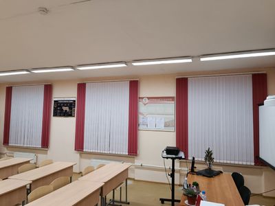 Вертикальные жалюзи на стену, чередование и арочный край в школе